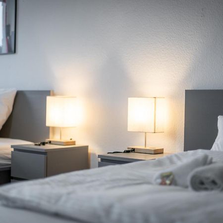 Einfach Aber Sehr Komfortabel - Wohnung Fuer 6 Personen - 2Xwc - Grupen, Messe, Monteure, Studenten - Voll Ausgestattet - 6 Betten 140X200Cm Hochwertig, 3 Smart-Tv 55 Zoll Netflix, 1000 Mbit Wlan, Voll Ausgestattete Kueche Дуйсбург Екстериор снимка